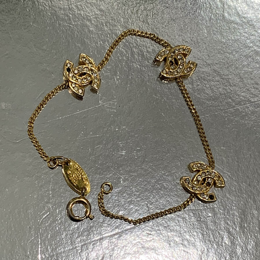 Vintage Chanel Bracelet CC Gold Turn Lock Cuff 97A – EYECATCHERSLUXE-iangel.vn