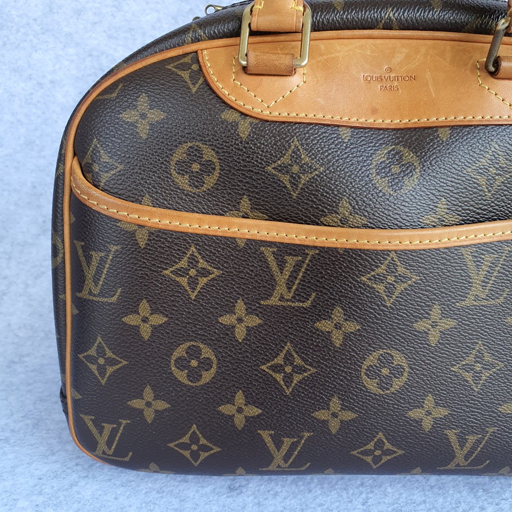 Louis Vuitton - Epi Petit Sac Plat Shoulder bag - Catawiki
