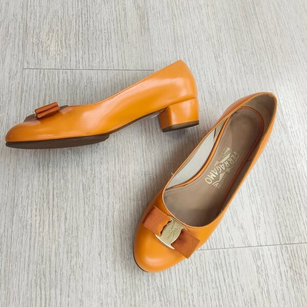 S.Ferragamo Size 7B Pump Orange Leather with Gold Hardware #RKYR-8