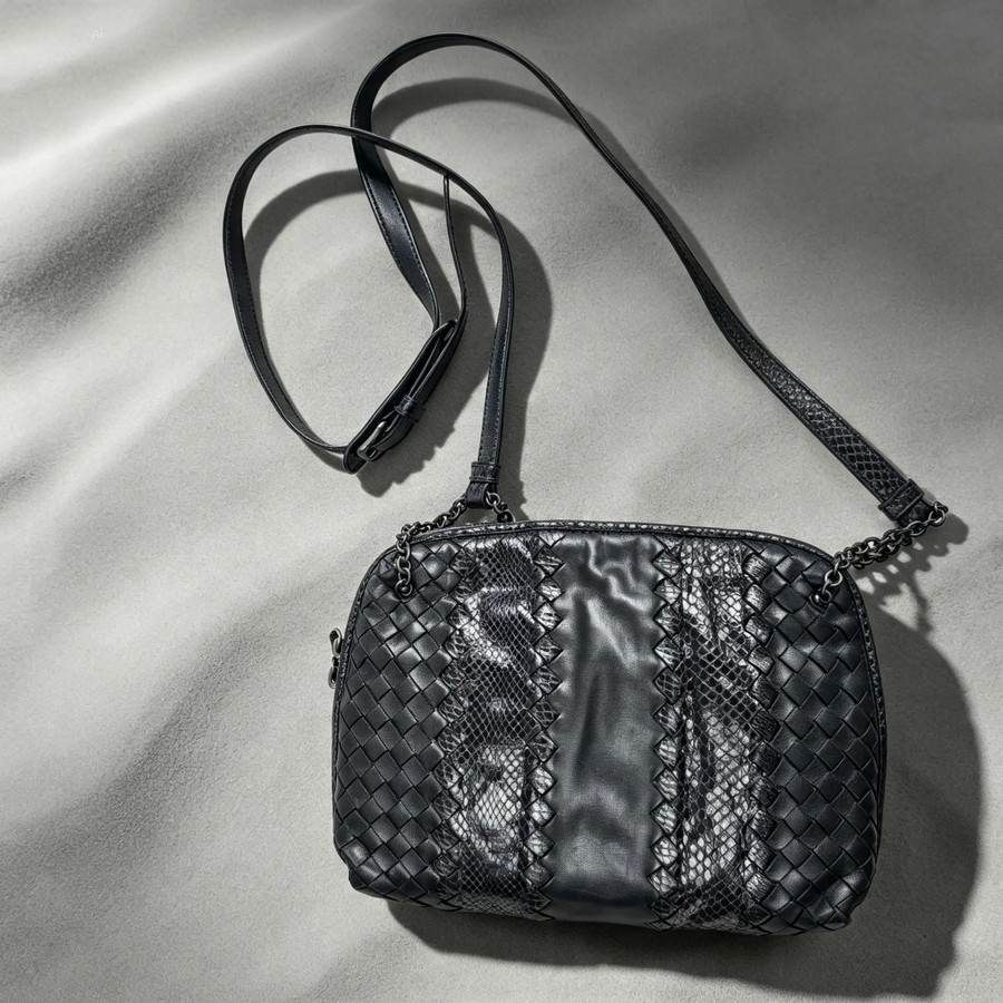 Bottega Veneta Crossbody Bag Black Leather with Brunito finish Hardware #ROYR-10
