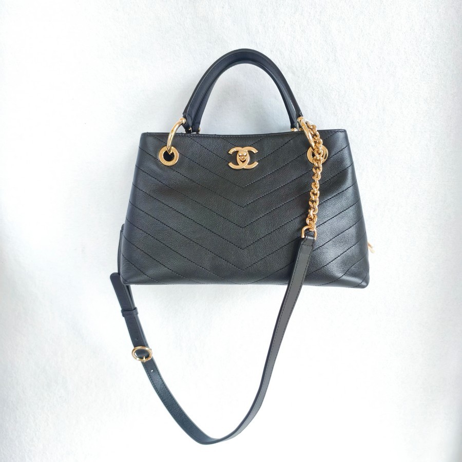 Chanel Chervon Chic Shopping Bag Black Leather with Gold Hardware #RRUS-2